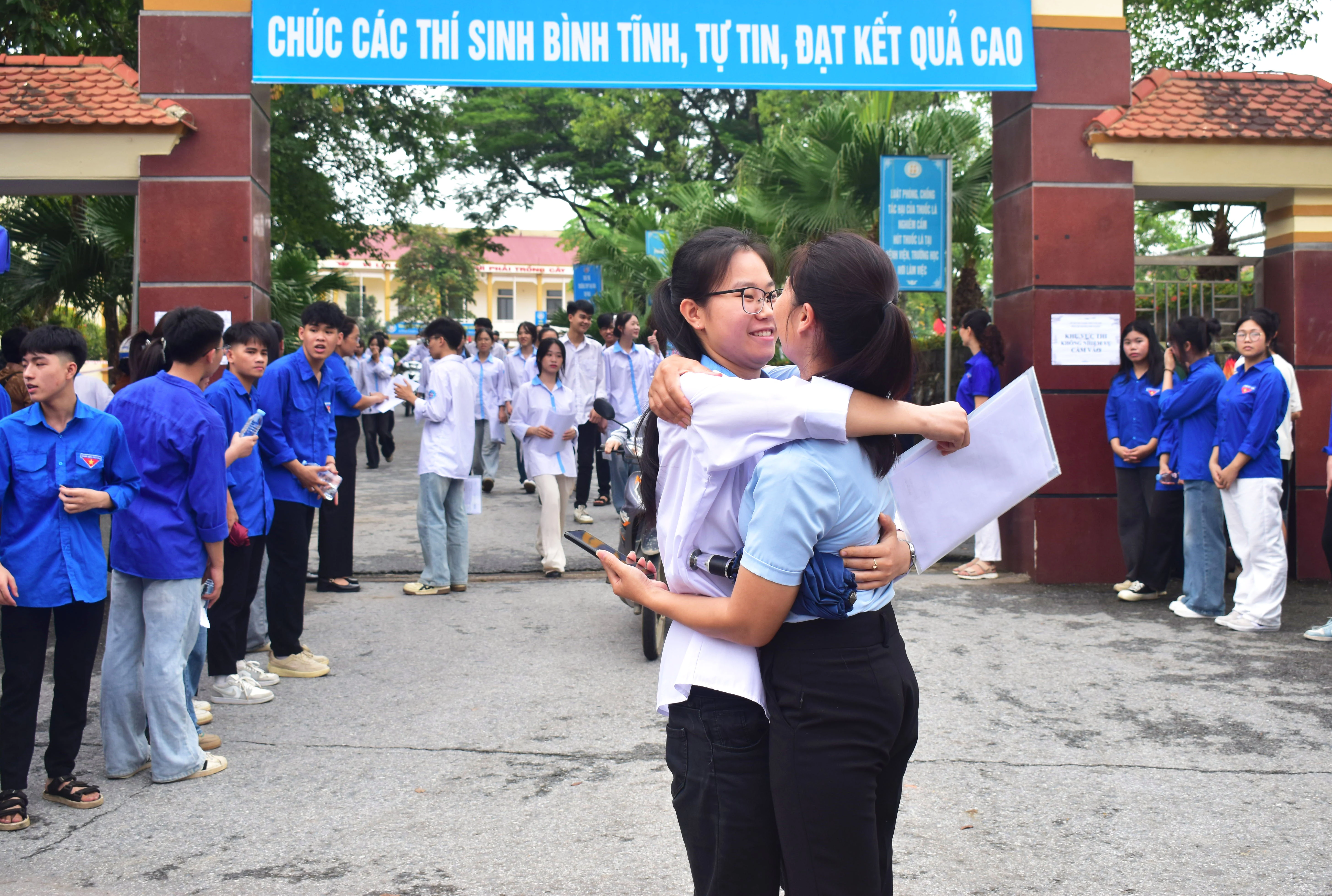 Beautiful moments on the first day of the 2025 High School Graduation Exam