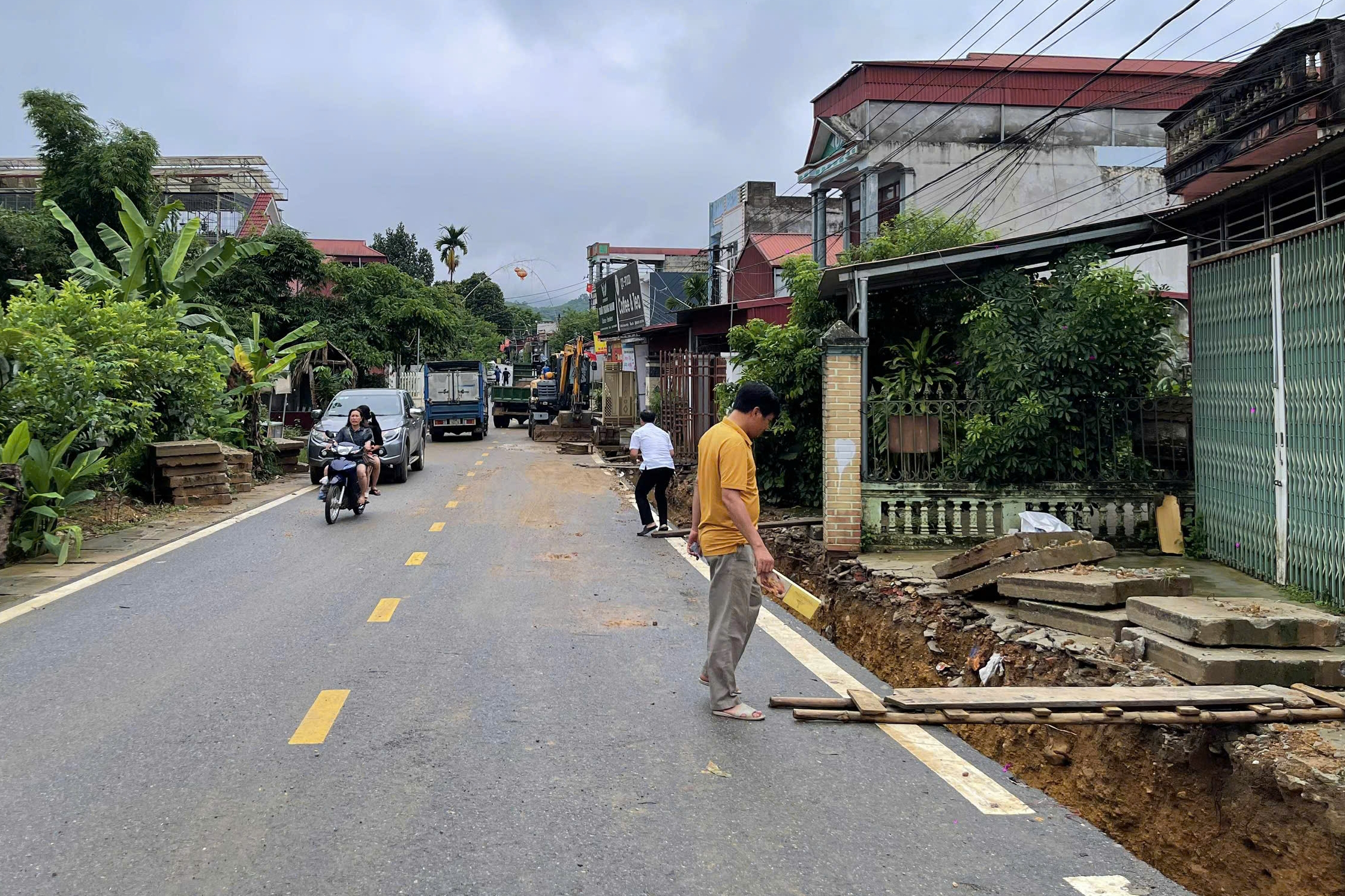 Thi công cống thoát nước tại xóm Dẹ, xã Văn Miếu