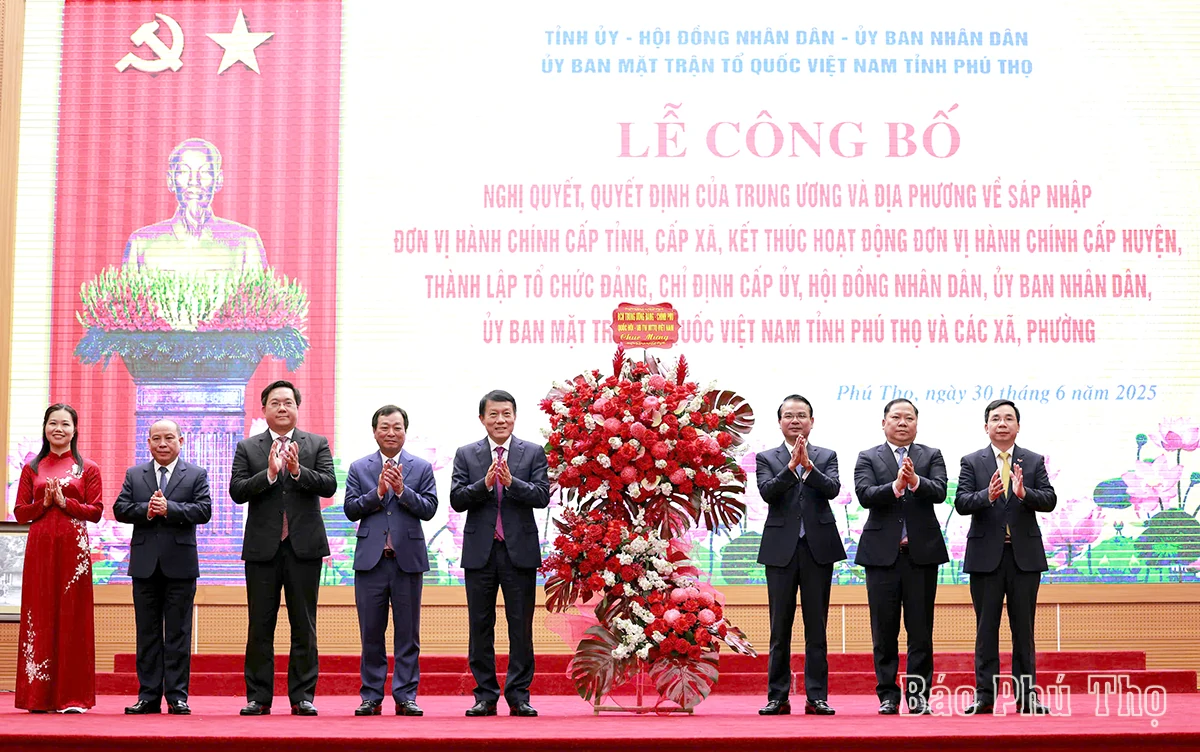 Ceremony announcing resolutions and decisions of the central and local governments on merging administrative units in Phu Tho province