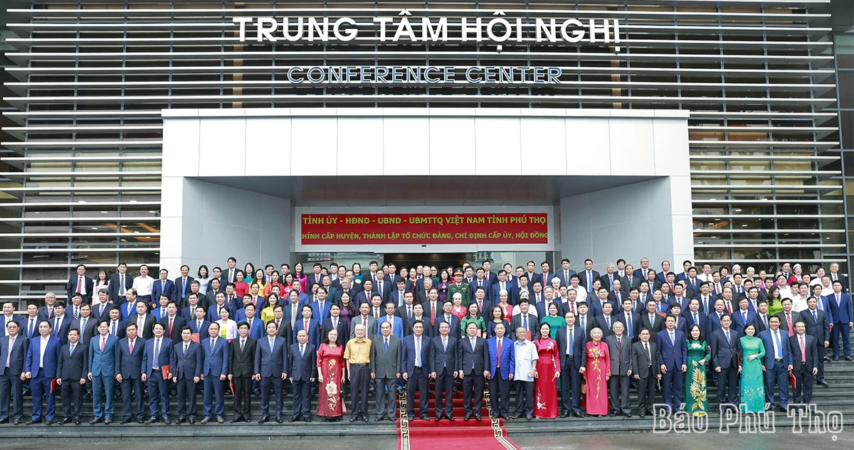 Ceremony announcing resolutions and decisions of the central and local governments on merging administrative units in Phu Tho province