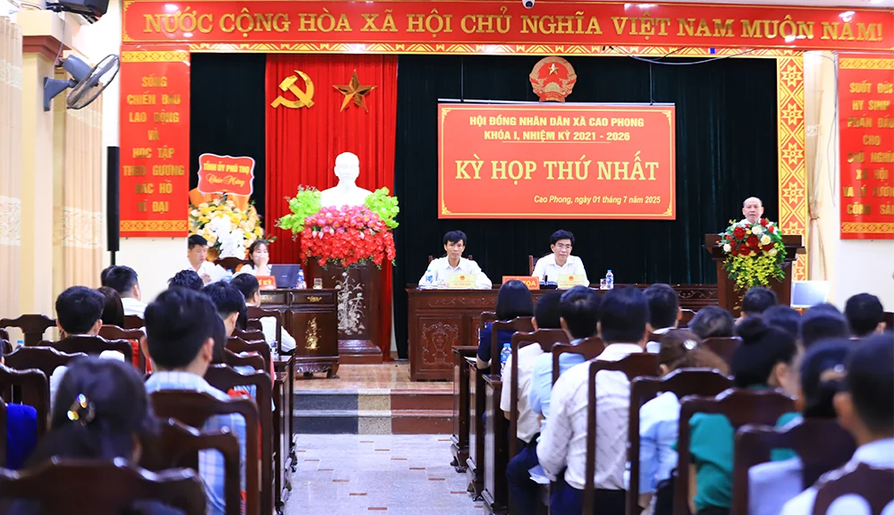 Phó Bí thư Tỉnh uỷ Bùi Đức Hinh dự và chỉ đạo Kỳ họp thứ Nhất tại xã Cao Phong