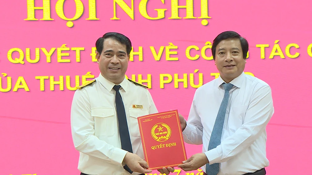 Công bố các quyết định về công tác cán bộ của cơ quan Thuế tỉnh Phú Thọ