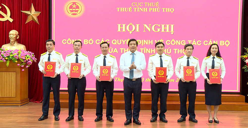 Công bố các quyết định về công tác cán bộ của Thuế tỉnh Phú Thọ