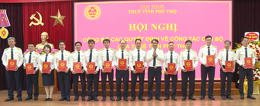 Công bố các quyết định về công tác cán bộ của Thuế tỉnh Phú Thọ