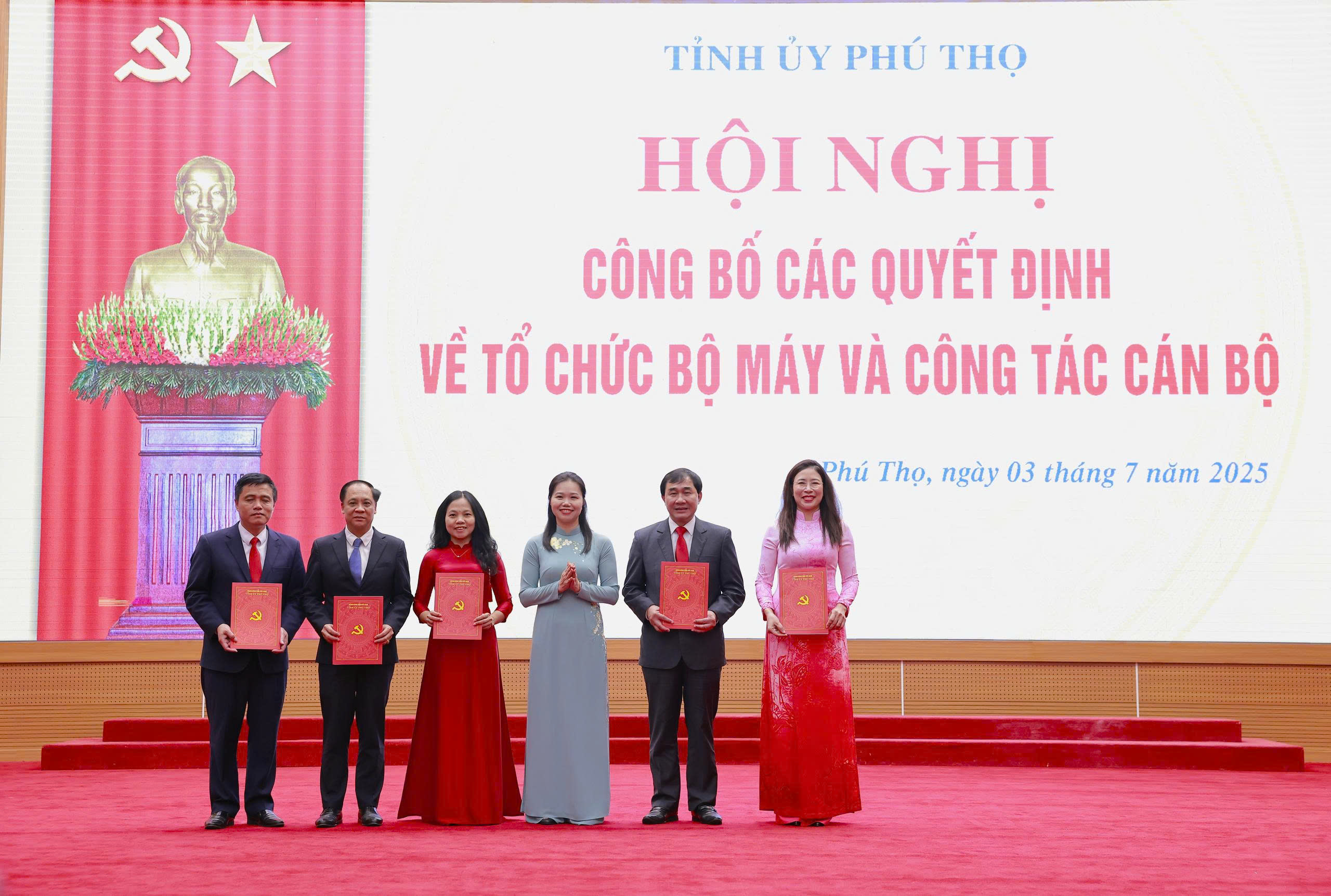Hội nghị công bố các quyết định về tổ chức bộ máy và công tác cán bộ
