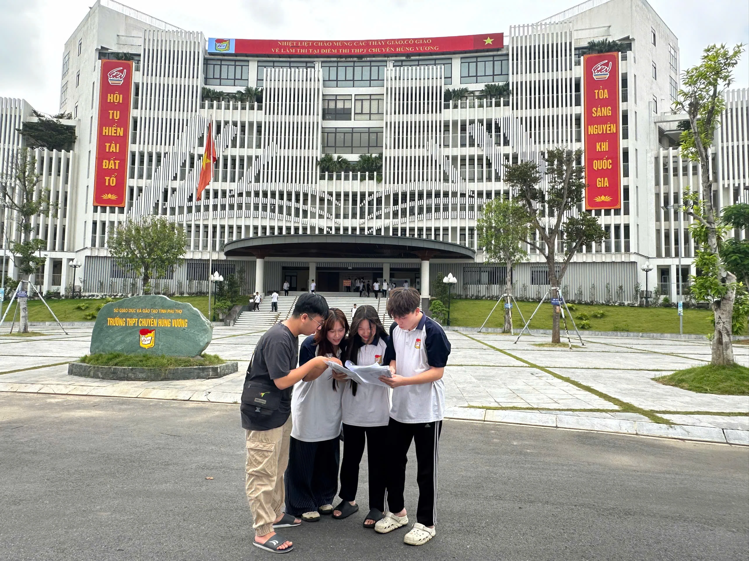 Tiếp nhận học sinh xin chuyển trường do bố, mẹ chuyển công tác