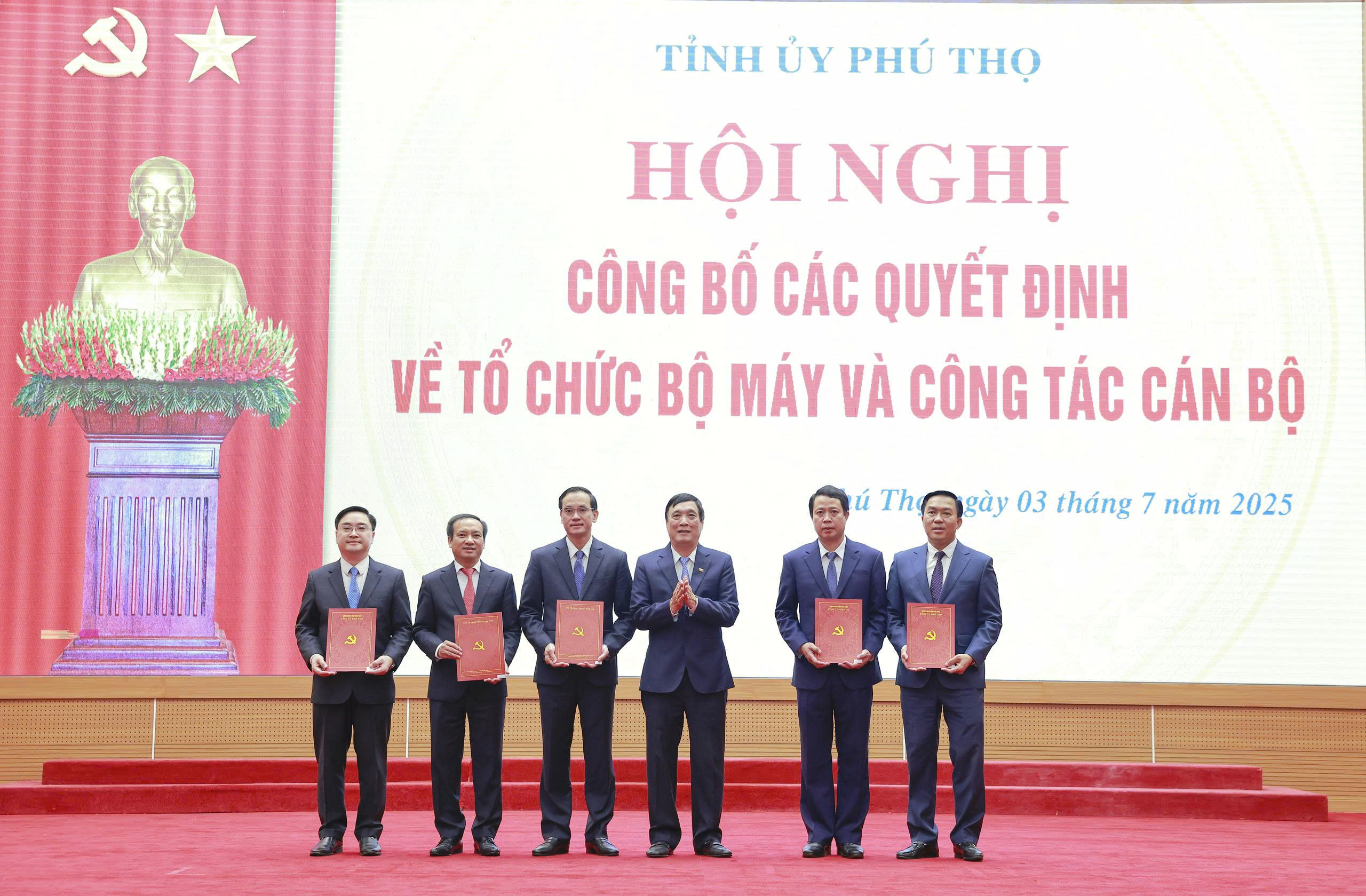 Hội nghị công bố các quyết định về tổ chức bộ máy và công tác cán bộ