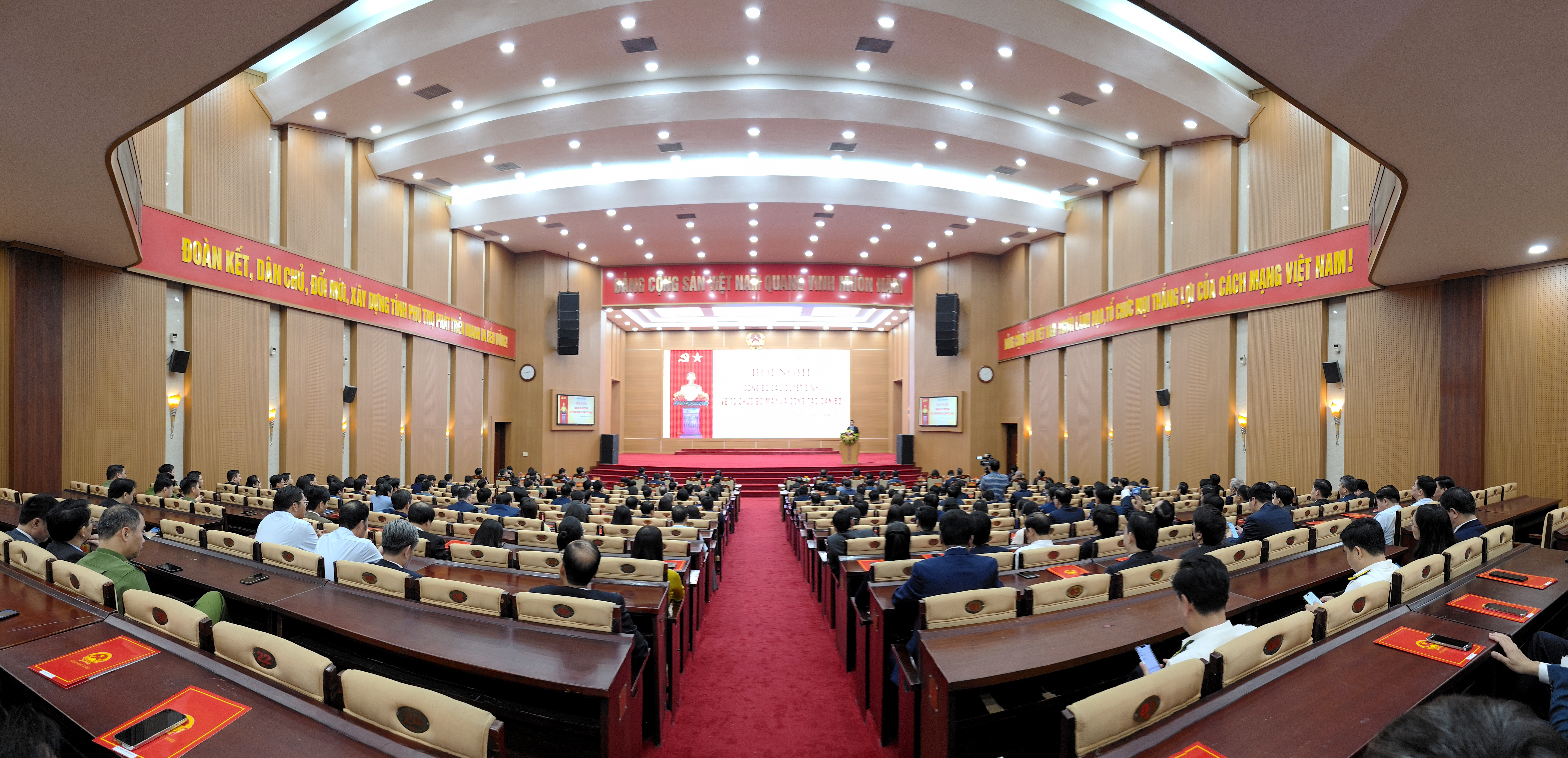 Hội nghị công bố các quyết định về tổ chức bộ máy và công tác cán bộ