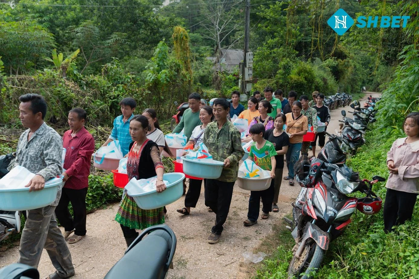 SHBET chung tay vượt lũ – San sẻ yêu thương tới Hà Tĩnh