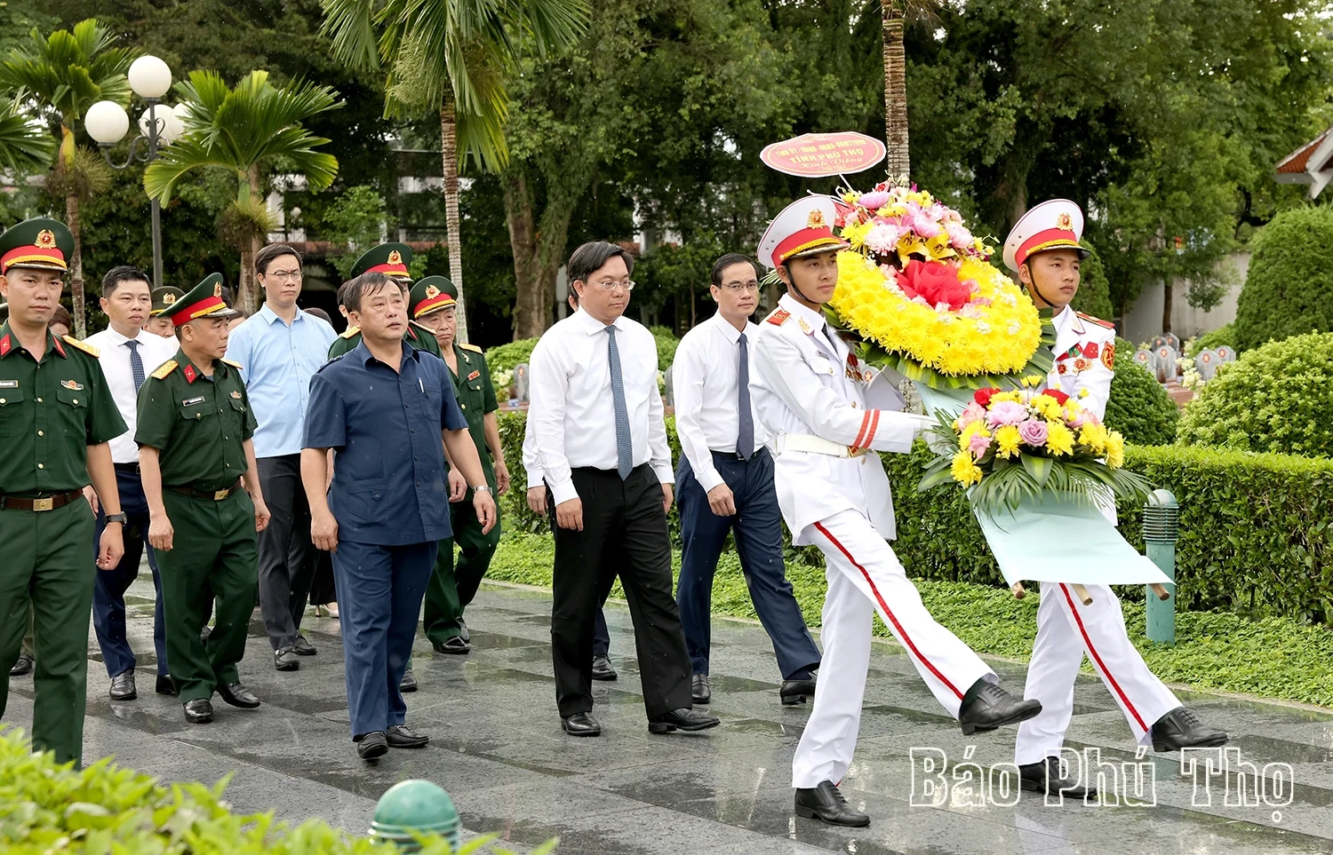 Chủ tịch UBND tỉnh Trần Duy Đông dâng hương tưởng niệm các anh hùng, liệt sĩ tại Điện Biên
