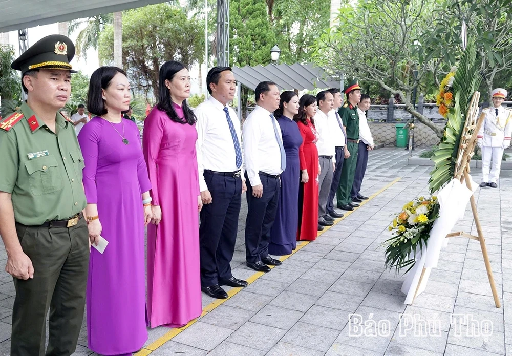 Dâng hương tưởng niệm các anh hùng liệt sĩ tại Nghĩa trang liệt sĩ quốc gia Vị Xuyên
