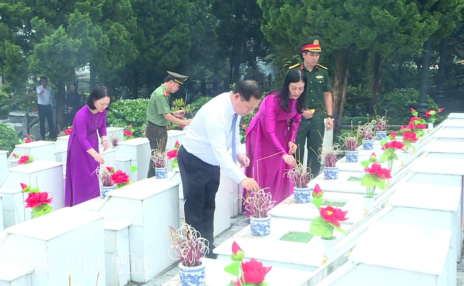 Dâng hương tưởng niệm các anh hùng liệt sĩ tại Nghĩa trang liệt sĩ quốc gia Vị Xuyên