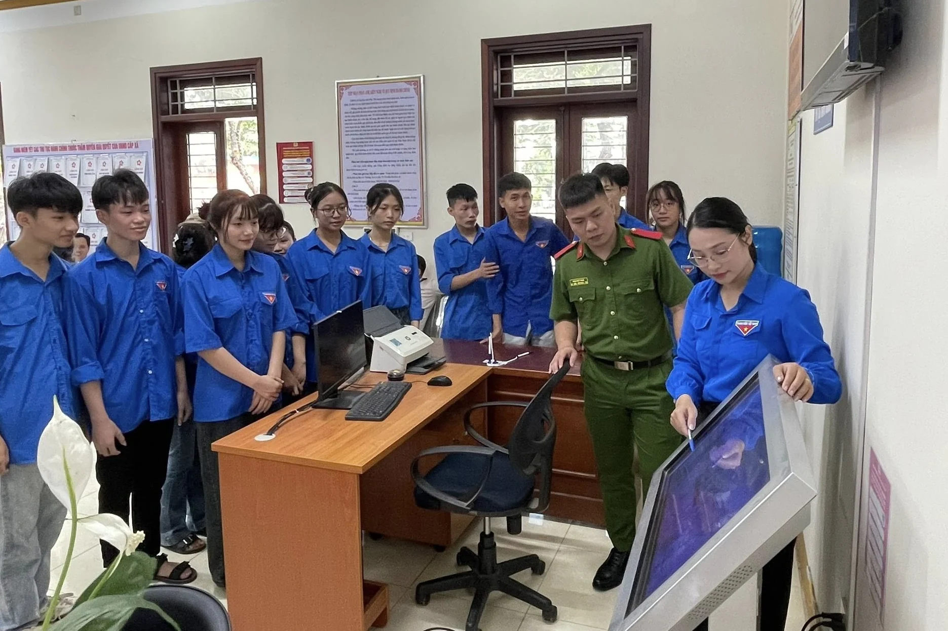 Tuổi trẻ toàn tỉnh ra quân hỗ trợ vận hành mô hình chính quyền địa phương 2 cấp và dịch vụ công trực tuyến