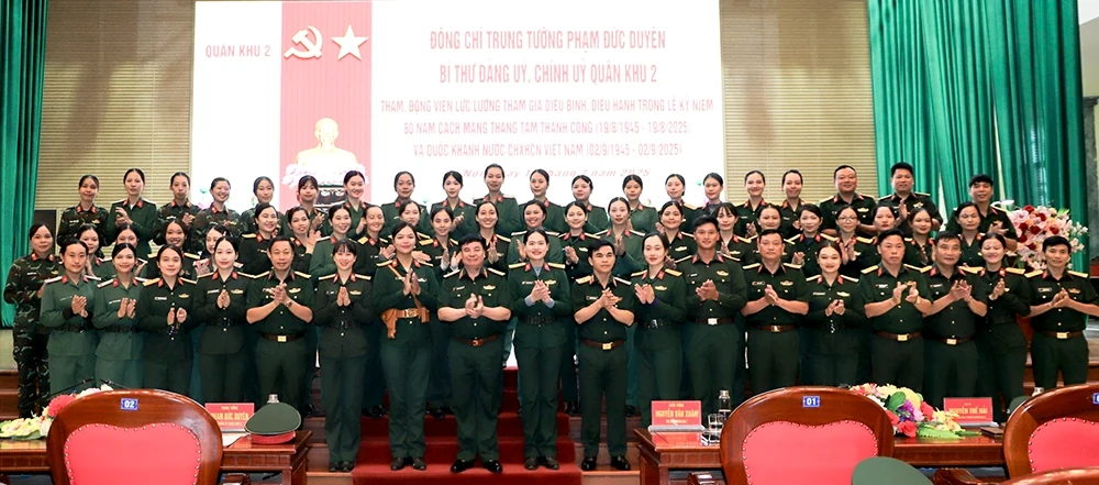 Trung tướng Phạm Đức Duyên và đoàn công tác Quân khu 2 thăm, động viên lực lượng diễu binh, diễu hành