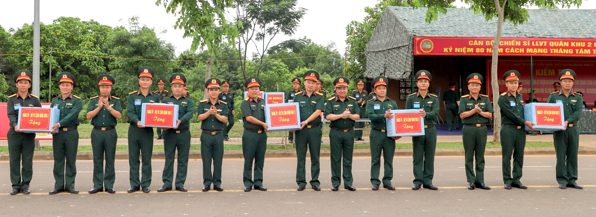 Trung tướng Phạm Đức Duyên và đoàn công tác Quân khu 2 thăm, động viên lực lượng diễu binh, diễu hành