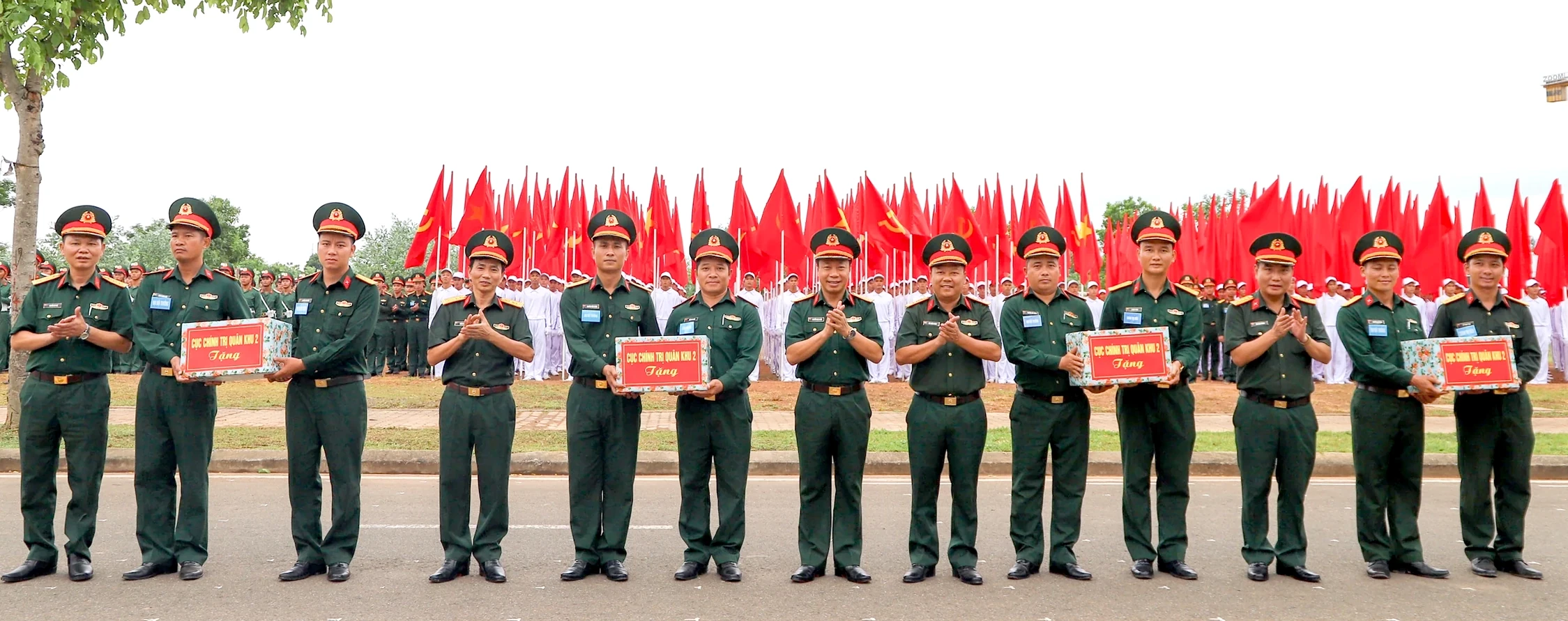 Trung tướng Phạm Đức Duyên và đoàn công tác Quân khu 2 thăm, động viên lực lượng diễu binh, diễu hành