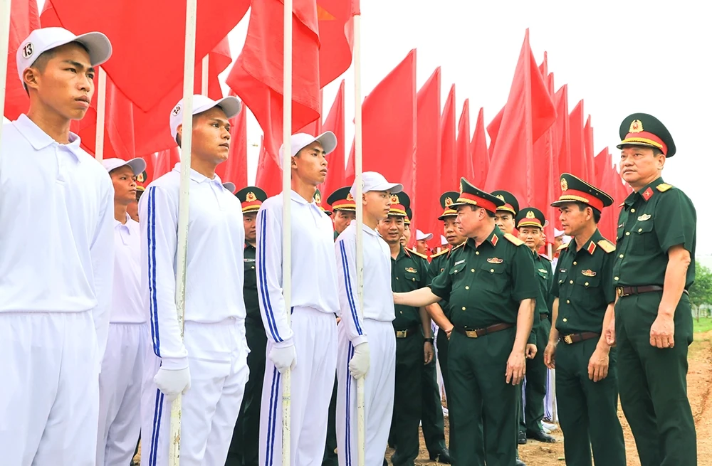 Trung tướng Phạm Đức Duyên và đoàn công tác Quân khu 2 thăm, động viên lực lượng diễu binh, diễu hành