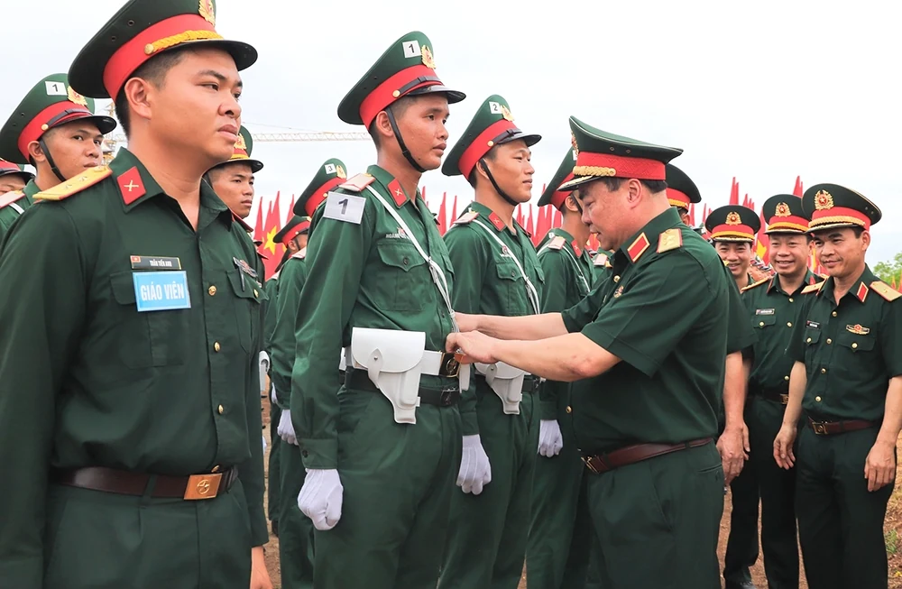 Trung tướng Phạm Đức Duyên và đoàn công tác Quân khu 2 thăm, động viên lực lượng diễu binh, diễu hành