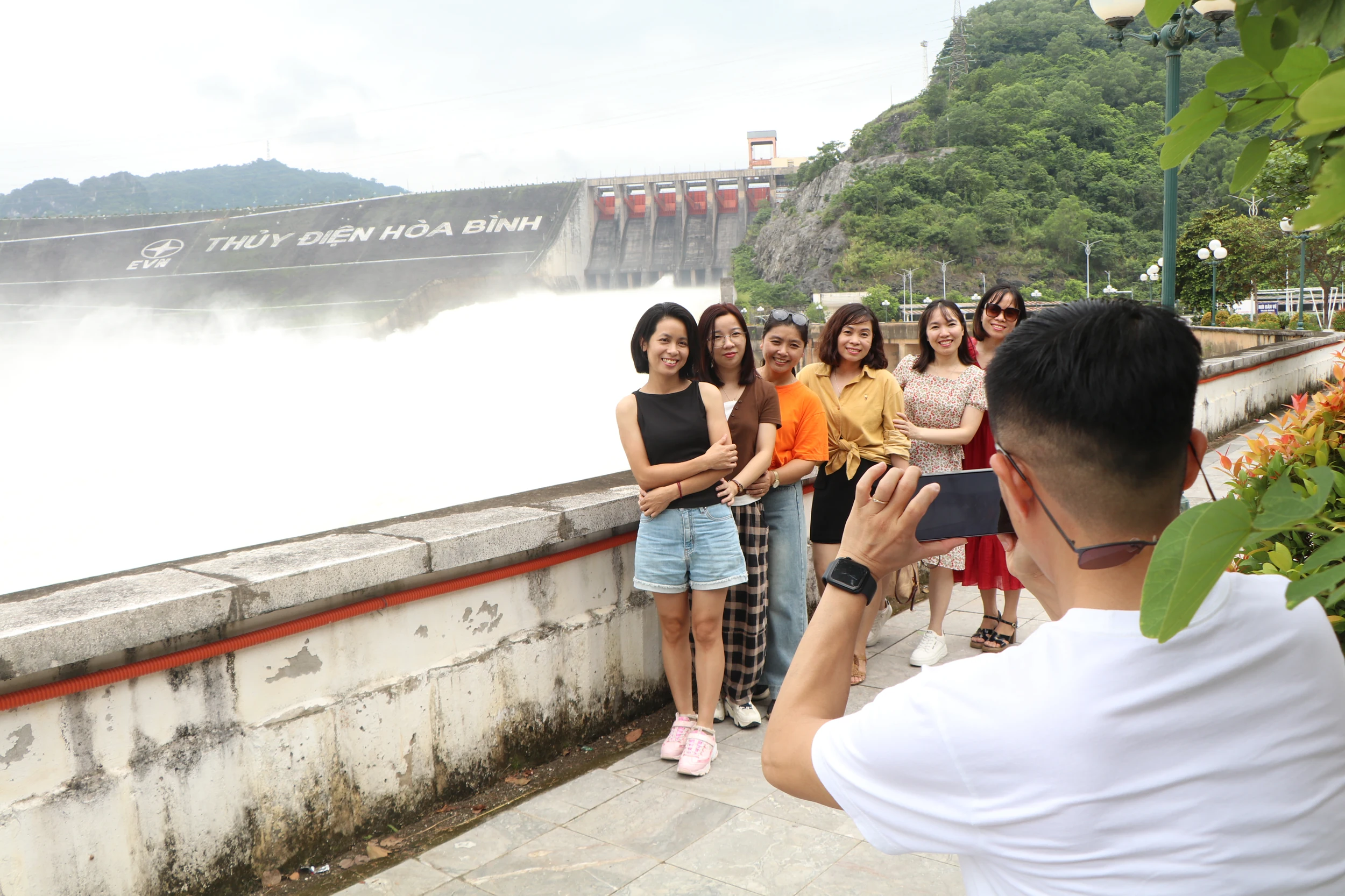 Du khách thích thú đến check in vẻ đẹp hồ thủy điện Hòa Bình