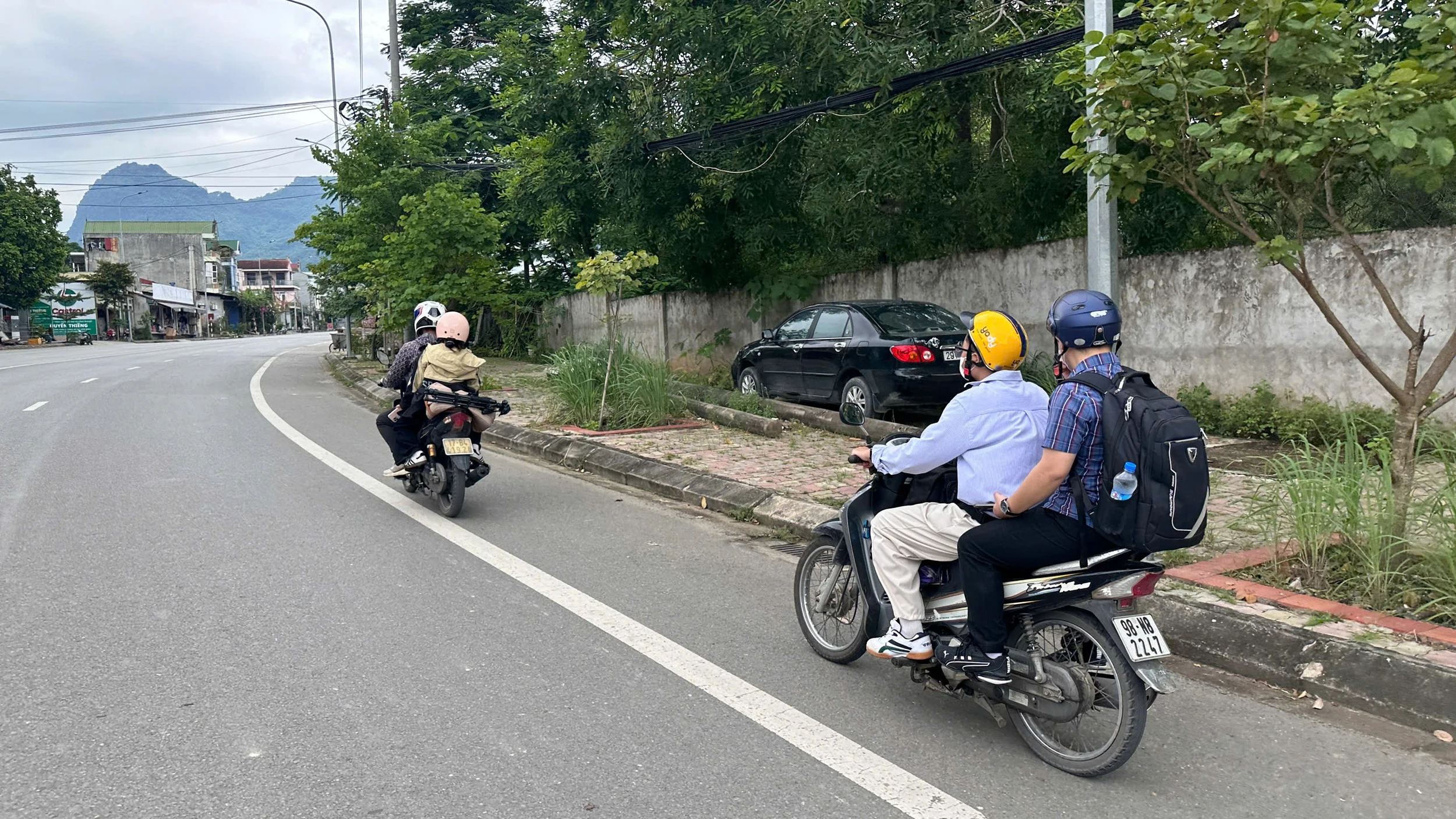 Du khách thích thú đến check in vẻ đẹp hồ thủy điện Hòa Bình