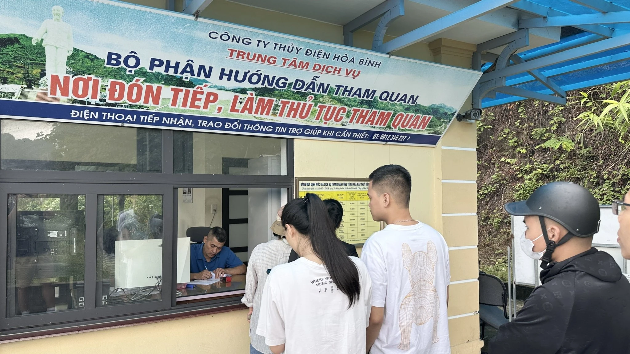 Du khách thích thú đến check in vẻ đẹp hồ thủy điện Hòa Bình