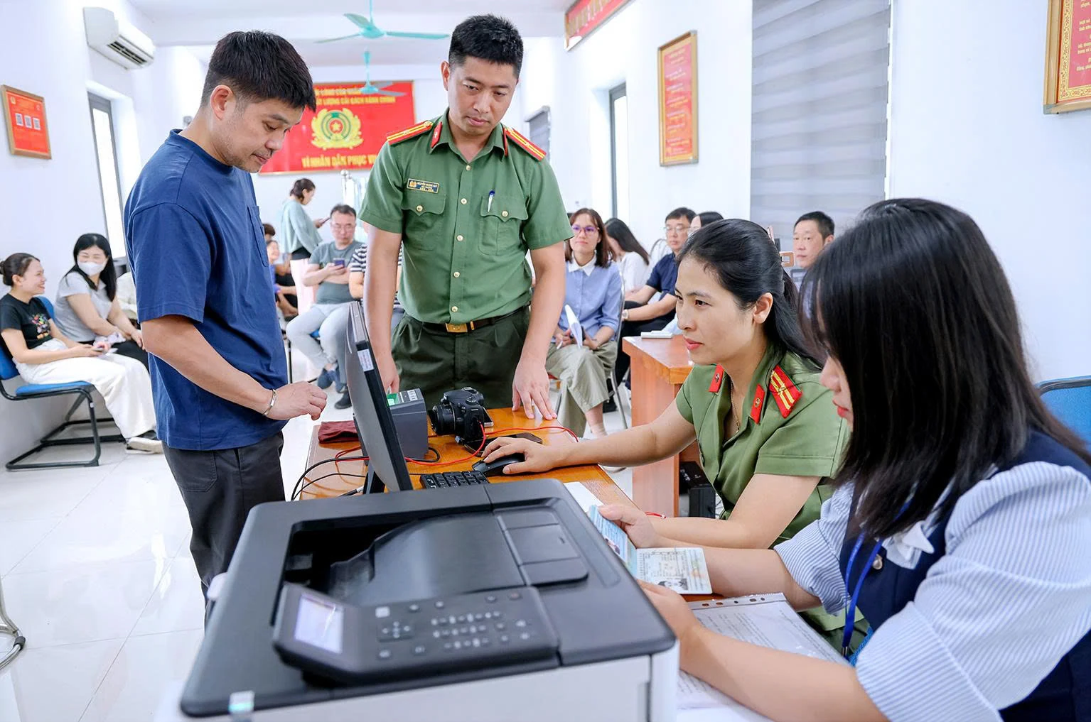 Tăng tốc hoàn thành cấp định danh điện tử cho người nước ngoài