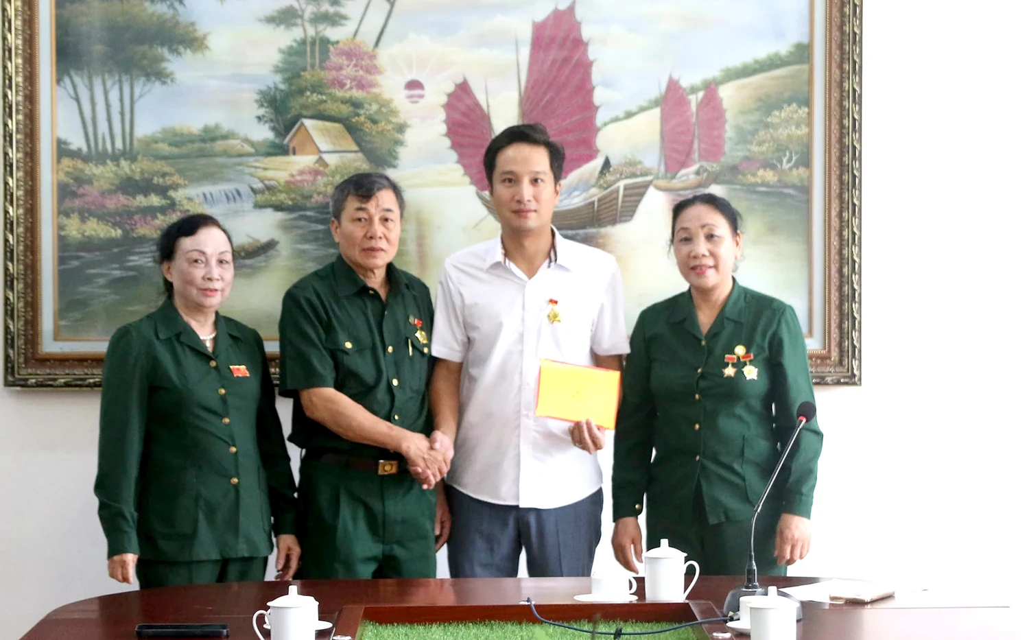 Tỉnh Đoàn Phú Thọ chúc mừng Hội Cựu Thanh niên xung phong nhân dịp kỷ niệm 75 năm Ngày truyền thống