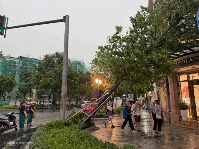 Miền Bắc hứng chịu siêu giông hiếm gặp