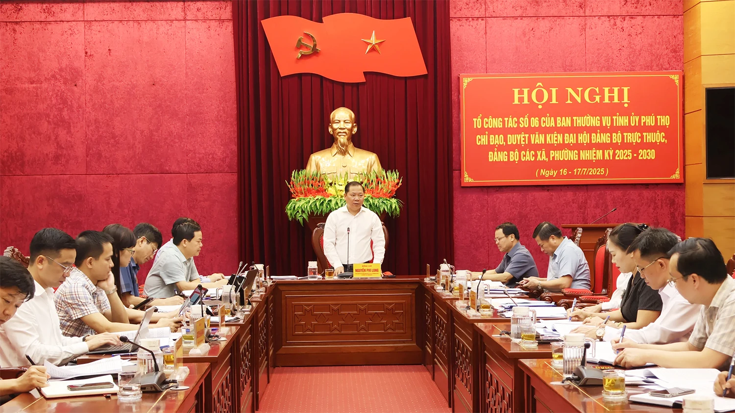 Phó Bí thư Thường trực Tỉnh ủy Nguyễn Phi Long và Tổ công tác số 6 chỉ đạo, duyệt văn kiện Đại hội Đảng bộ 11 xã, phường