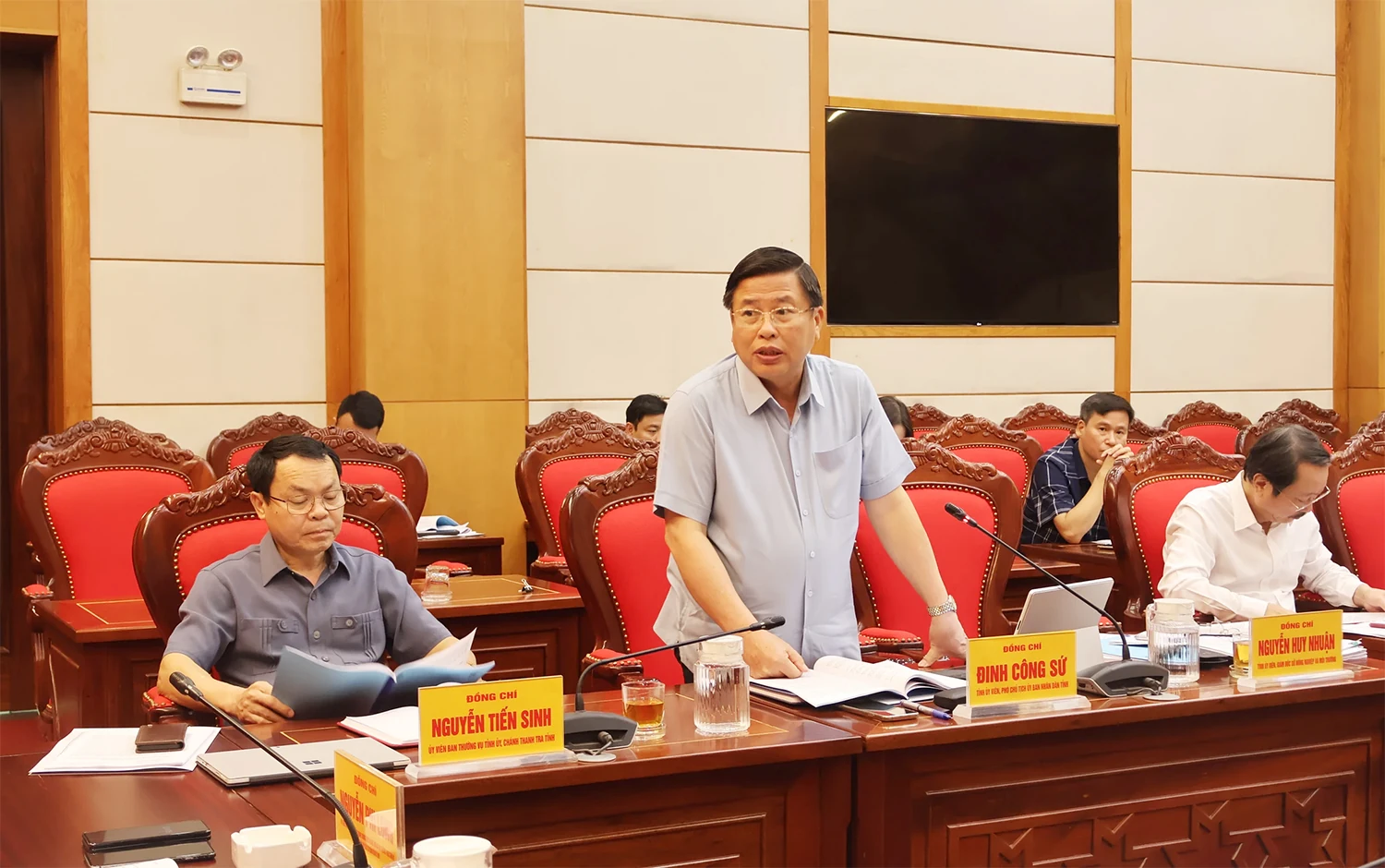 Phó Bí thư Thường trực Tỉnh ủy Nguyễn Phi Long và Tổ công tác số 6 chỉ đạo, duyệt văn kiện Đại hội Đảng bộ 11 xã, phường