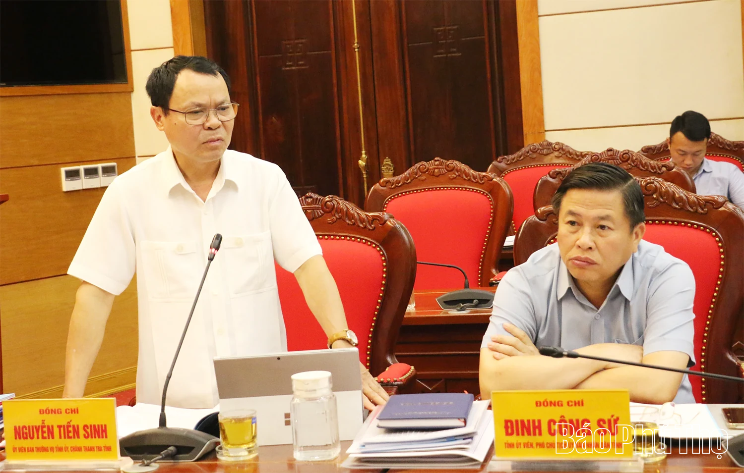 Phó Bí thư Thường trực Tỉnh ủy Nguyễn Phi Long chỉ đạo, duyệt Văn kiện Đại hội Đảng bộ 12 xã, phường