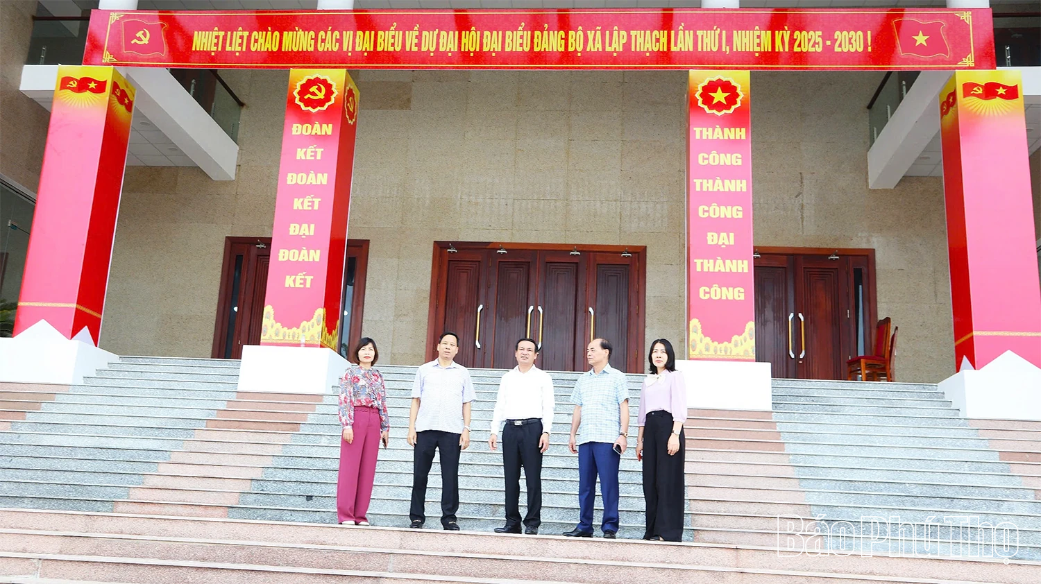 Trưởng Ban Tuyên giáo và Dân vận Tỉnh ủy Lương Đức Minh kiểm tra công tác chuẩn bị Đại hội Đảng bộ xã Lập Thạch