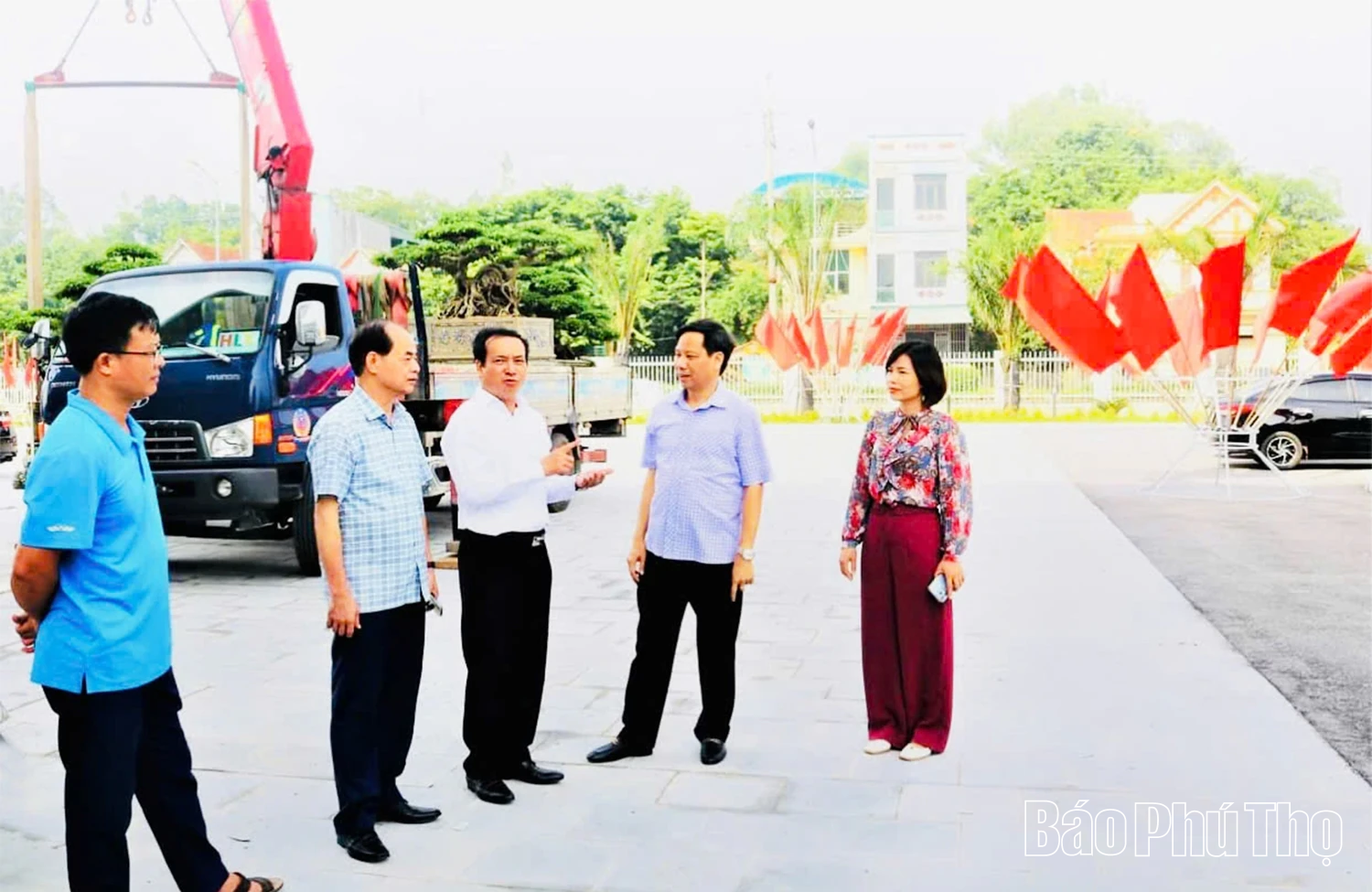 Trưởng Ban Tuyên giáo và Dân vận Tỉnh ủy Lương Đức Minh kiểm tra công tác chuẩn bị Đại hội Đảng bộ xã Lập Thạch