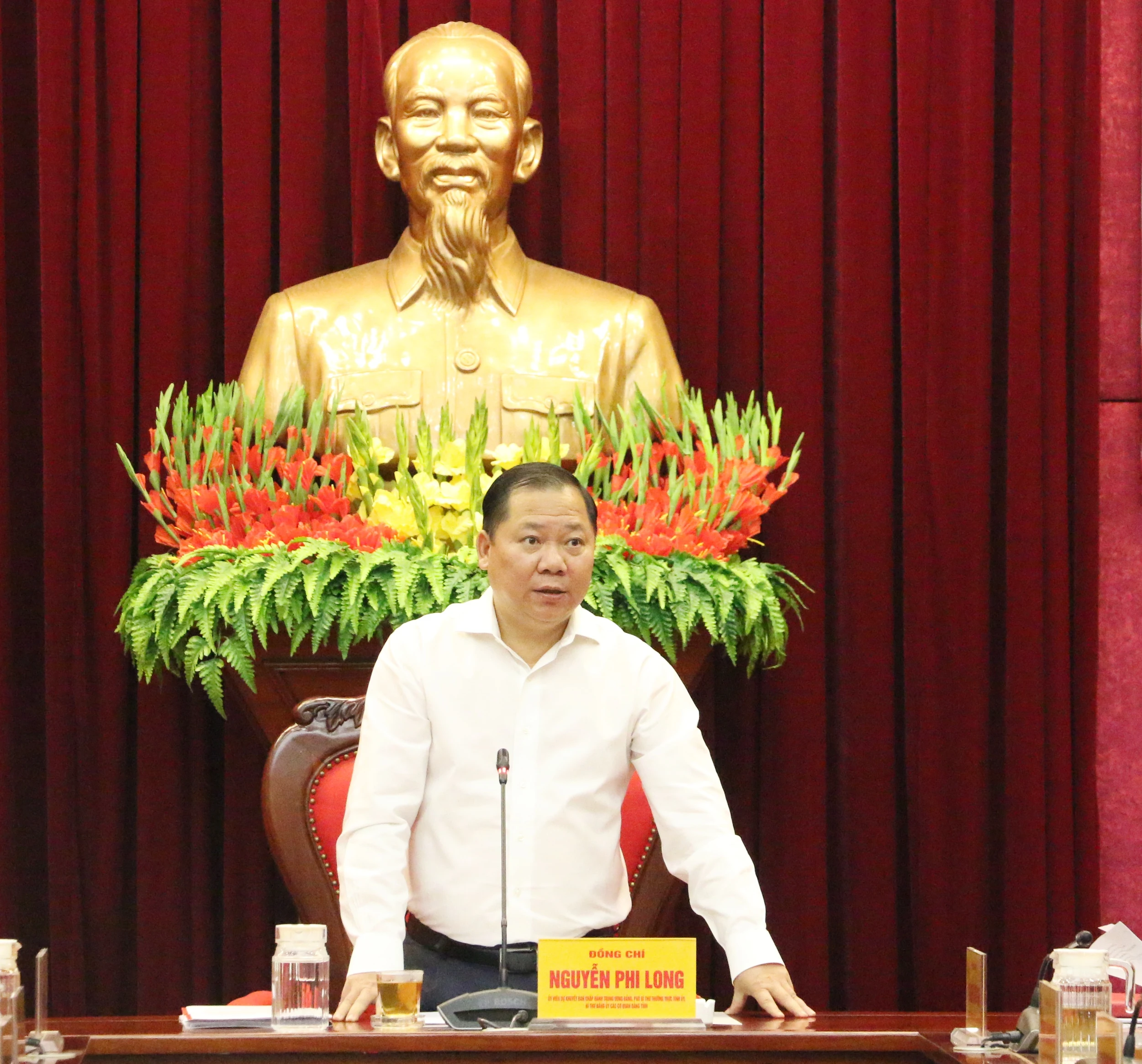 Phó Bí thư Thường trực Tỉnh ủy Nguyễn Phi Long và Tổ công tác số 6 chỉ đạo, duyệt văn kiện Đại hội Đảng bộ 11 xã, phường