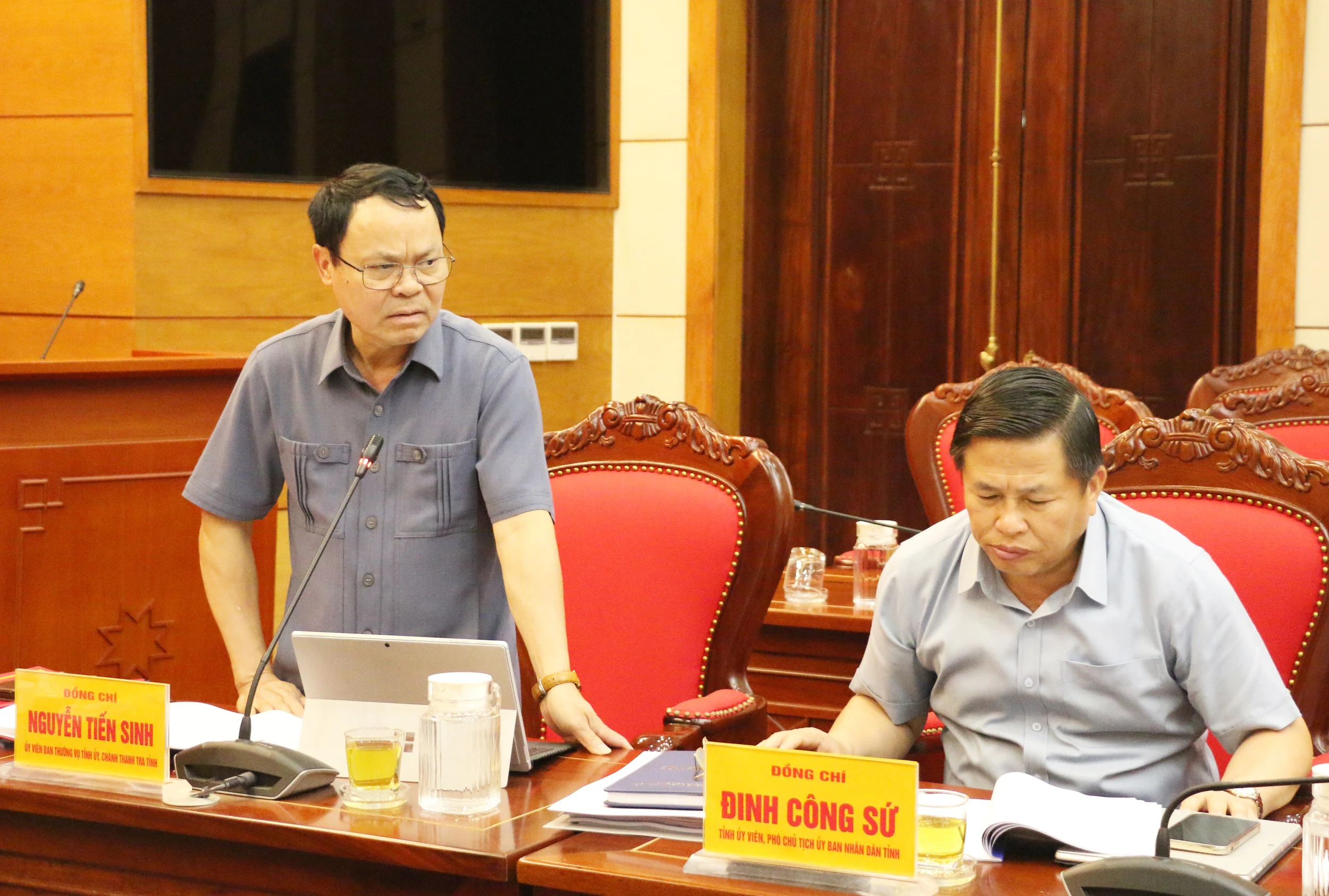 Phó Bí thư Thường trực Tỉnh ủy Nguyễn Phi Long và Tổ công tác số 6 chỉ đạo, duyệt văn kiện Đại hội Đảng bộ 11 xã, phường