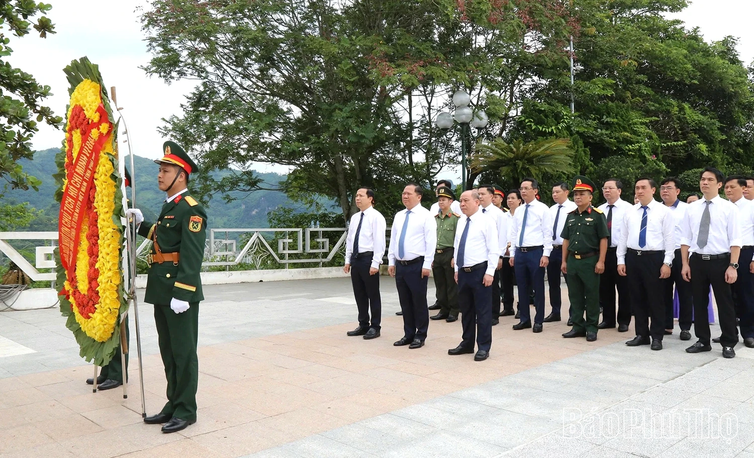 Dâng hương tại tượng đài Bác Hồ và Nghĩa trang liệt sỹ chiến dịch Hoà Bình