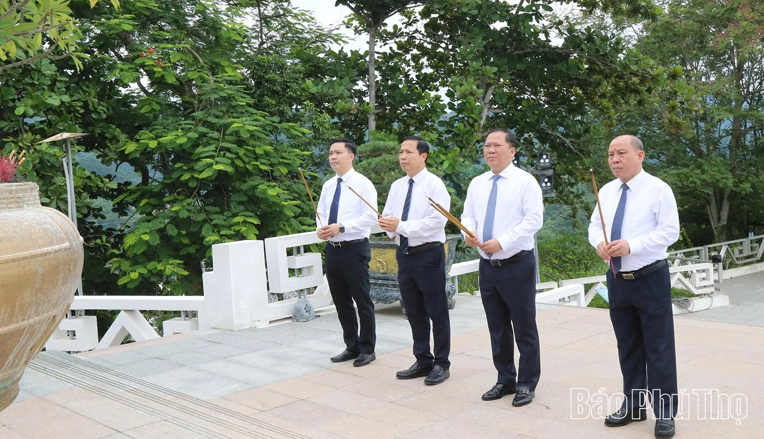 Dâng hương tại tượng đài Bác Hồ và Nghĩa trang liệt sỹ chiến dịch Hoà Bình