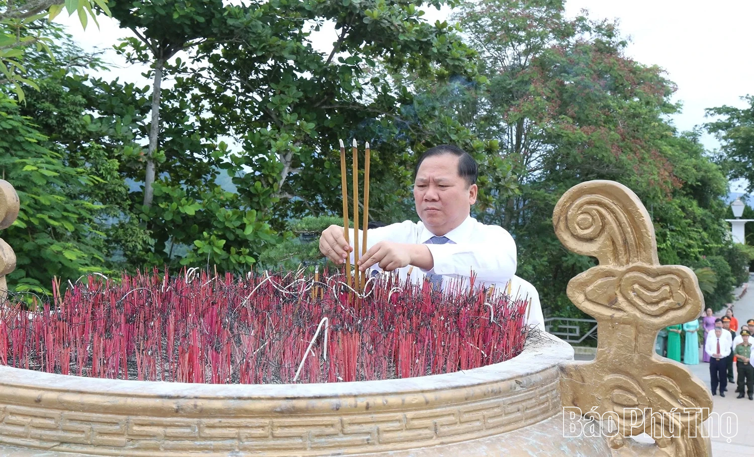 Dâng hương tại tượng đài Bác Hồ và Nghĩa trang liệt sỹ chiến dịch Hoà Bình