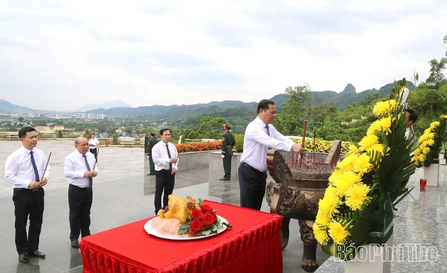 Dâng hương tại tượng đài Bác Hồ và Nghĩa trang liệt sỹ chiến dịch Hoà Bình