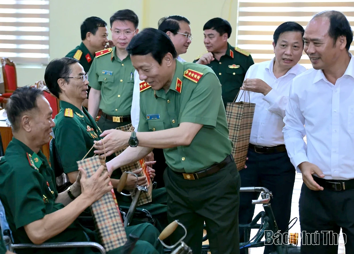 Bộ trưởng Bộ Công an Lương Tam Quang thăm, tặng quà tại Trung tâm điều dưỡng người có công tỉnh