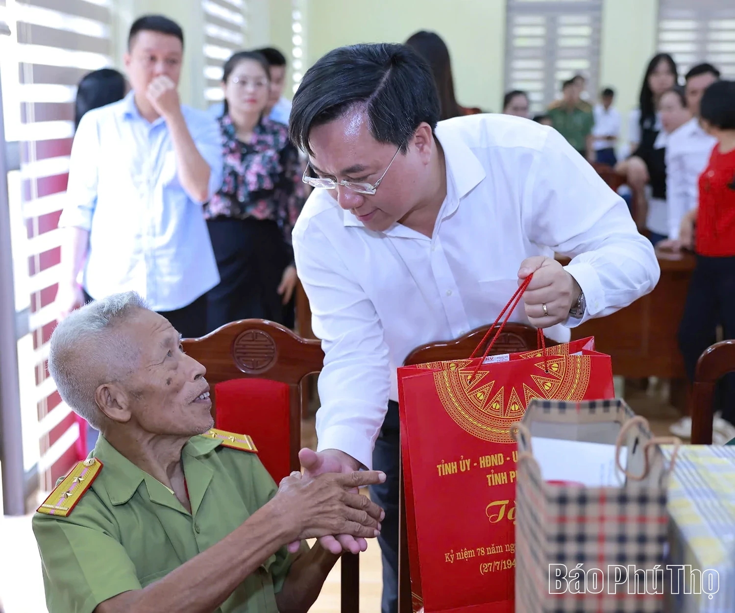Bộ trưởng Bộ Công an Lương Tam Quang thăm, tặng quà tại Trung tâm điều dưỡng người có công tỉnh