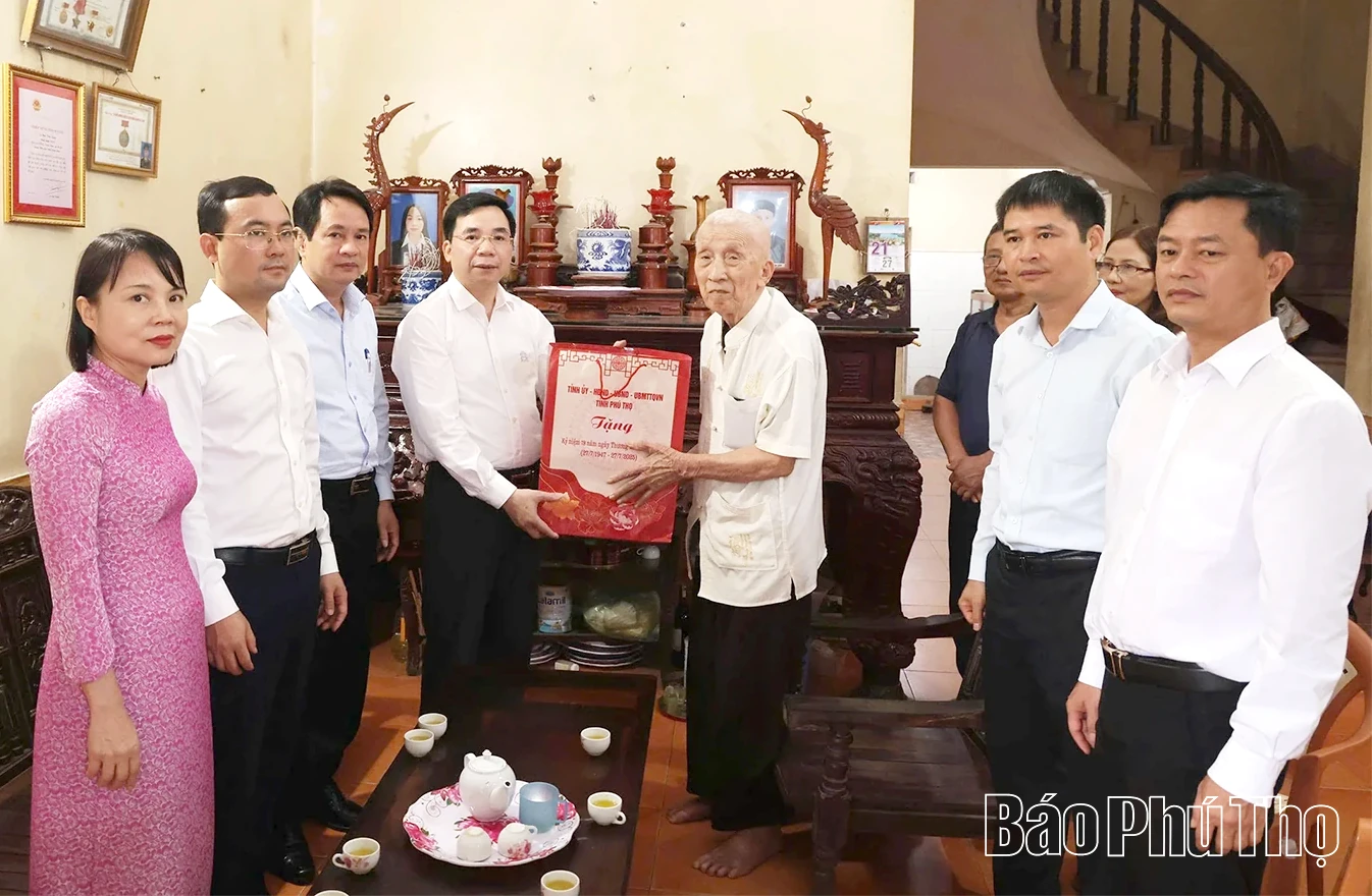 Phó Bí thư Tỉnh ủy Bùi Huy Vĩnh thăm, tặng quà các thương binh, gia đình chính sách tại xã Tề Lỗ