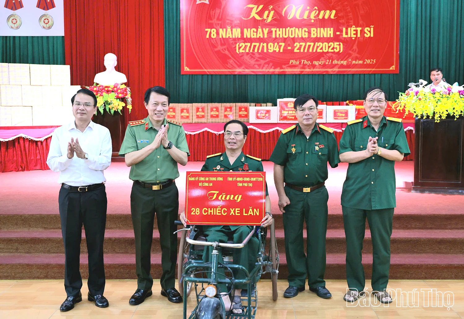 Bộ trưởng Bộ Công an Lương Tam Quang thăm, tặng quà tại Trung tâm điều dưỡng người có công tỉnh