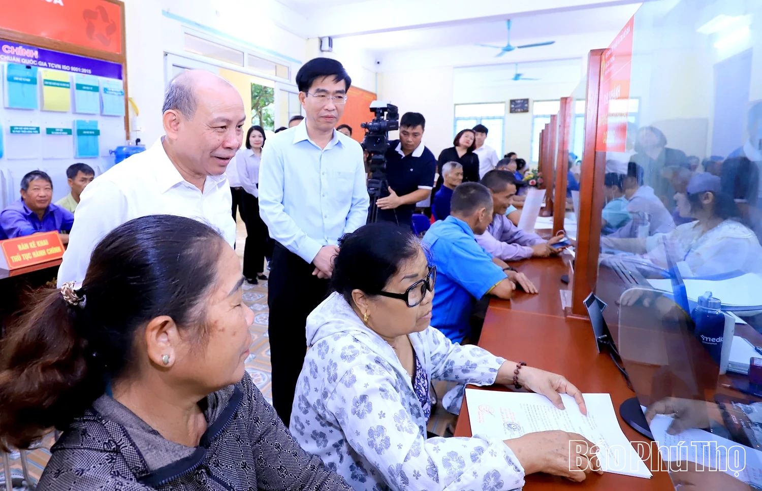 Đồng chí Bùi Đức Hinh - Phó Bí thư Tỉnh ủy, Chủ tịch Uỷ ban MTTQ tỉnh thăm, tặng quà gia đình người có công tại xã Cao Phong