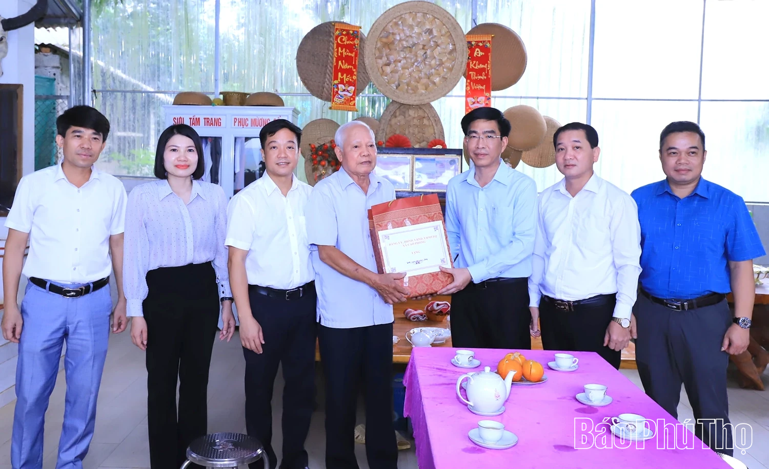 Đồng chí Bùi Đức Hinh - Phó Bí thư Tỉnh ủy, Chủ tịch Uỷ ban MTTQ tỉnh thăm, tặng quà gia đình người có công tại xã Cao Phong
