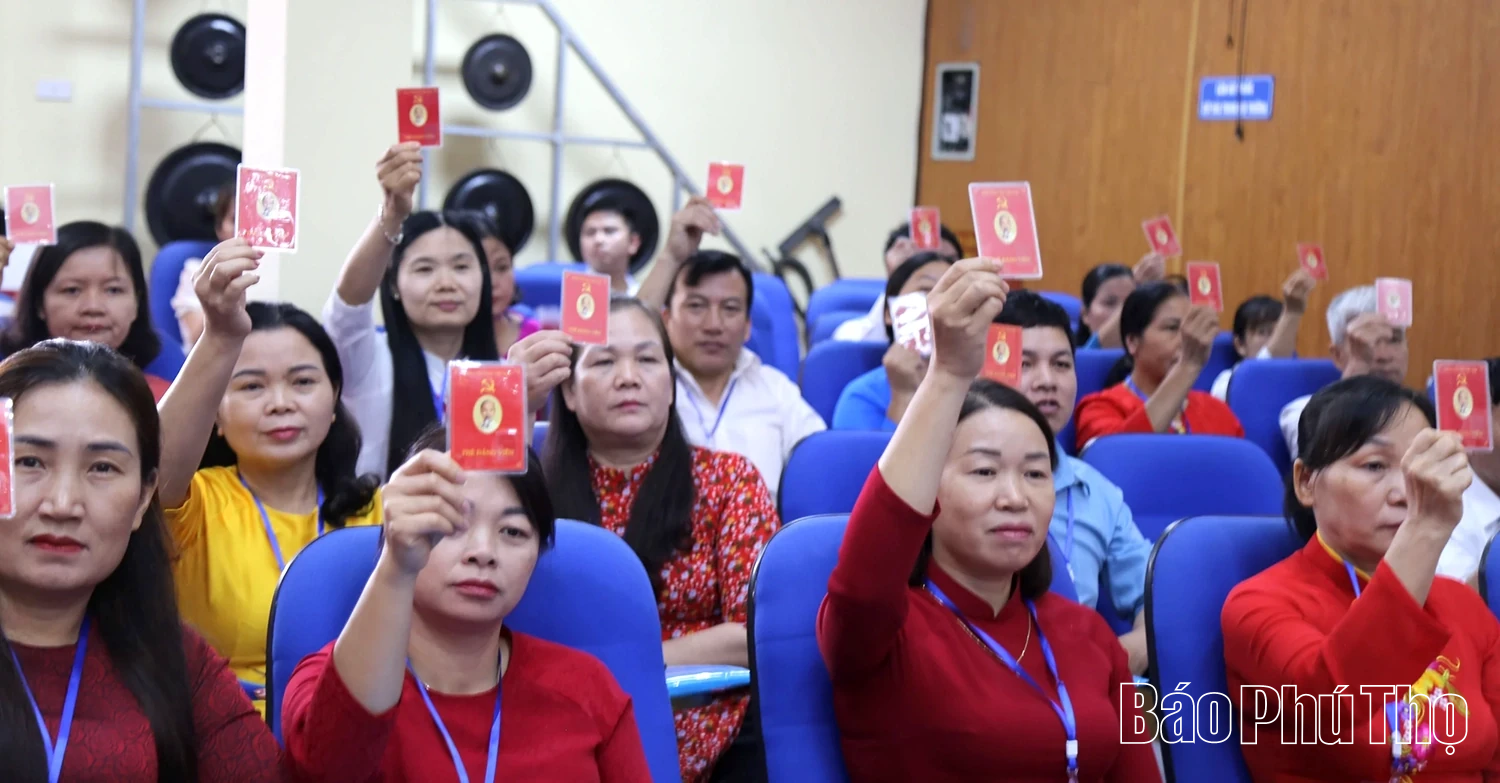 Phó Bí thư Thường trực Tỉnh ủy Nguyễn Phi Long dự và chỉ đạo Đại hội Đảng bộ xã Lương Sơn lần thứ I