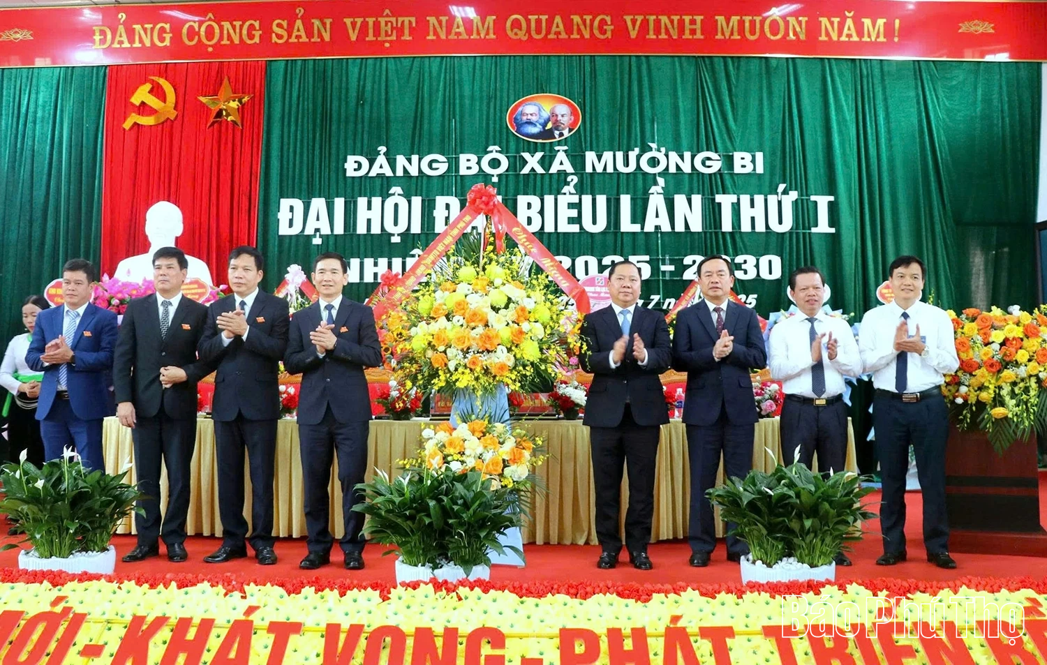 Phó Bí thư Thường trực Tỉnh ủy Nguyễn Phi Long dự và chỉ đạo Đại hội Đảng bộ xã Mường Bi