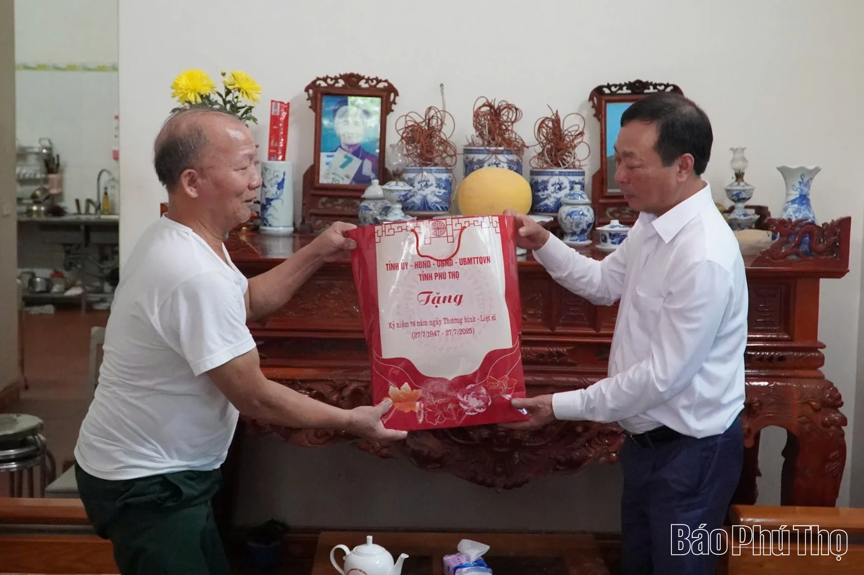 Chủ tịch HĐND tỉnh Bùi Văn Quang thăm, tặng quà thương, bệnh binh xã Phù Ninh