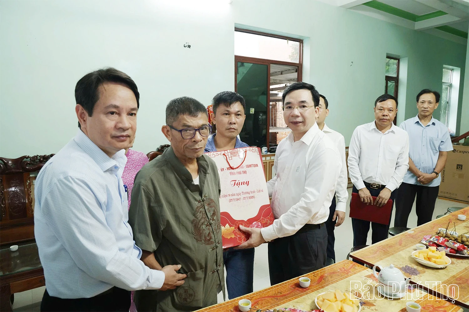 Phó Bí thư Tỉnh ủy Bùi Huy Vĩnh thăm, tặng quà các thương binh, gia đình chính sách tại xã Tề Lỗ