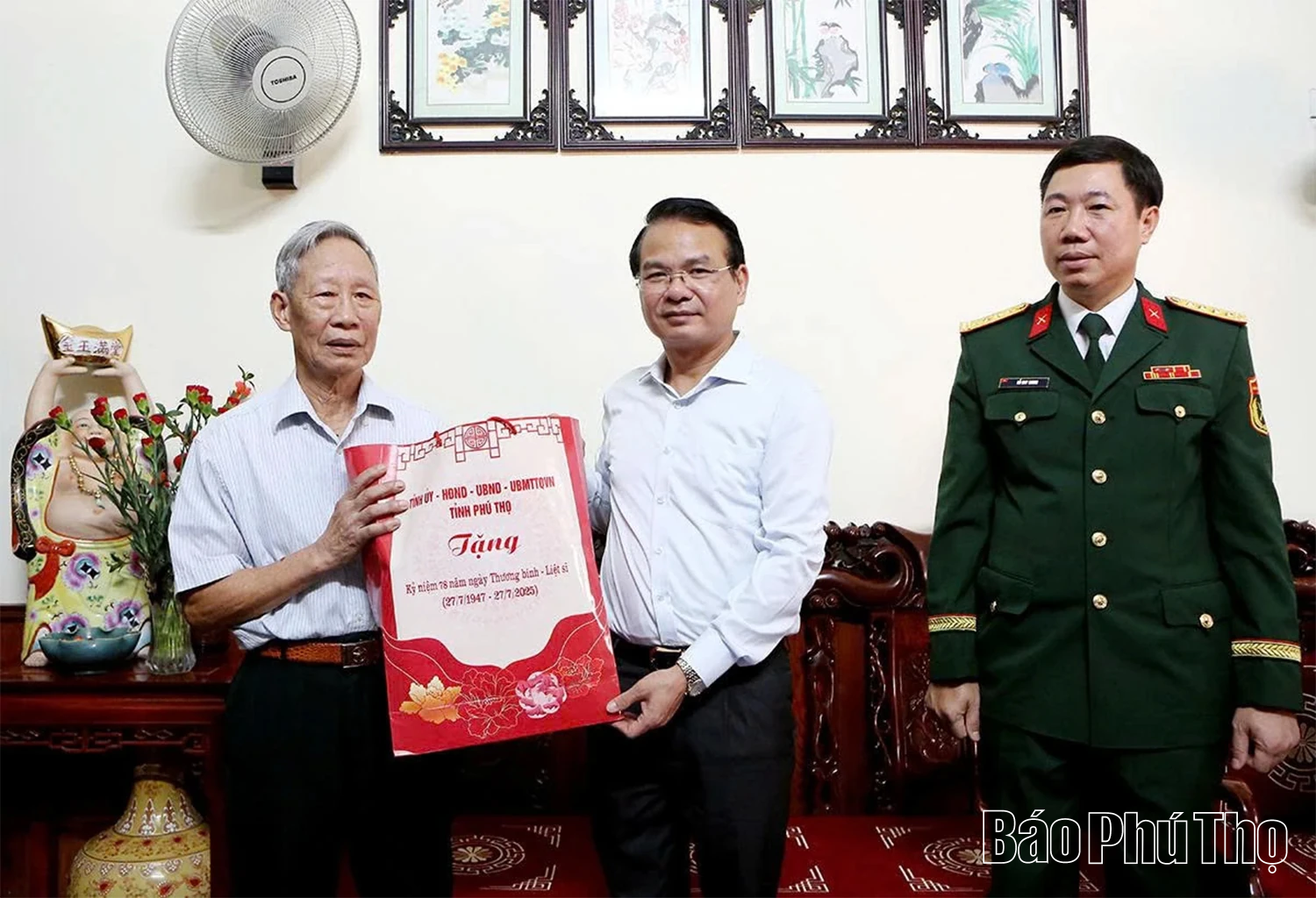 Bí thư Tỉnh ủy Đặng Xuân Phong thăm, tặng quà người có công, gia đình chính sách